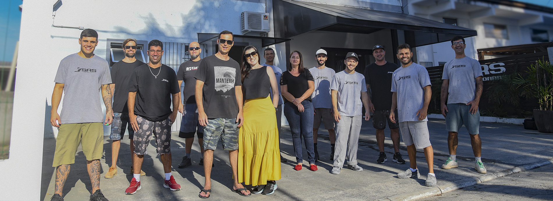 A equipe da SRS na frente da fábrica, no Campeche