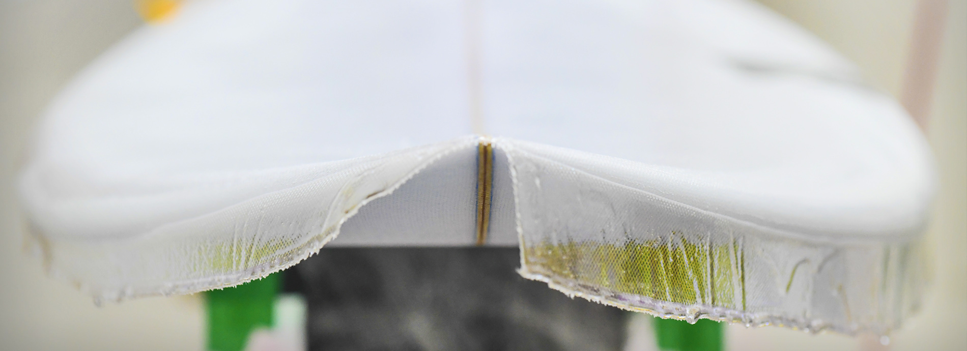 Detalhe da borda de uma prancha em produção
